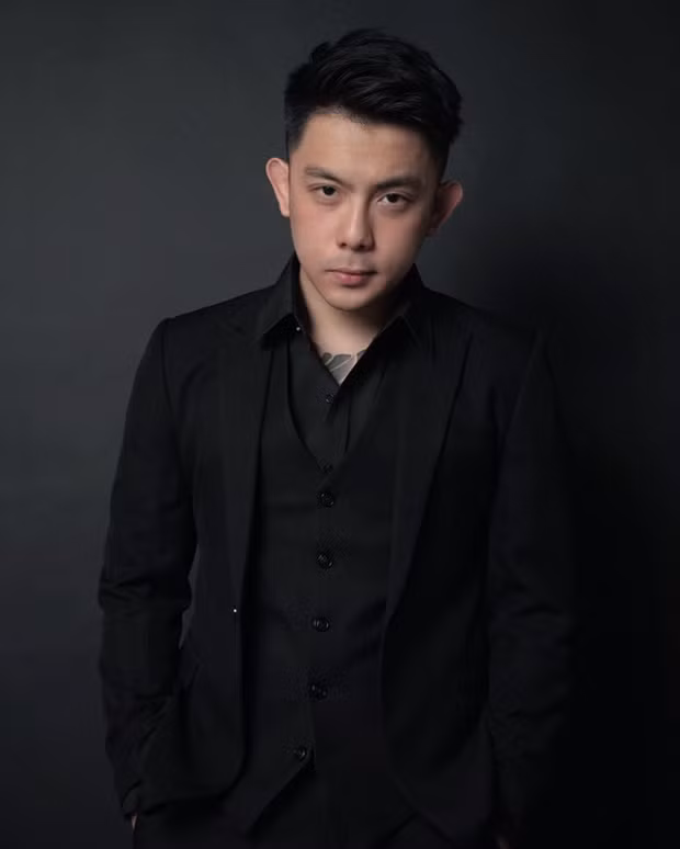 Mới đây chàng giám đốc trẻ lại khiến cánh chị em một phen ghen tị khi nhắn tin cho người yêu là: "Em thích không, anh đặt cho em cái (iPhone 12) Pro Max nha".