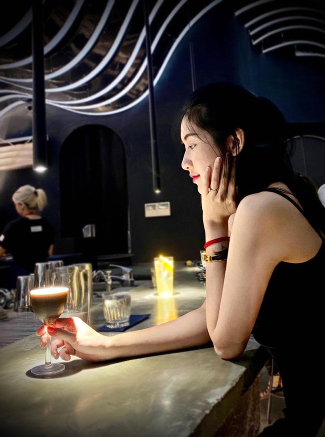 Dù điều kiện tác nghiệp vất vả, bản thân lại là nữ giới nhưng tinh thần hy sinh hết mình vì công việc của cô gái trẻ làm ai cũng ngưỡng mộ.