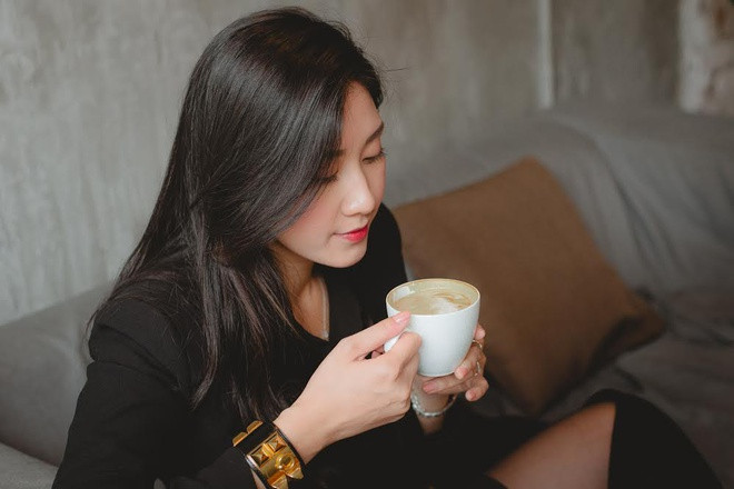 Trong số những bức ảnh hiếm hoi được để ở chế độ công khai, Hà luôn xuất hiện với gương mặt xinh đẹp, đang tập trung cao độ cho công việc yêu thích.