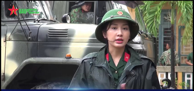 Theo hình ảnh ghi lại, nữ MC trang điểm nhẹ nhàng, trên người khoác bộ quân phục màu xanh.