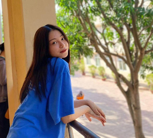 Được biết, những hình ảnh đó được chụp lén trong buổi đại hội chi đoàn đầu năm. Sau khi được đăng tải trên mạng xã hội, Thúy Hằng nhận được rất nhiều lời ngợi khen bởi gương mặt tự nhiên dễ thương, xinh xắn.