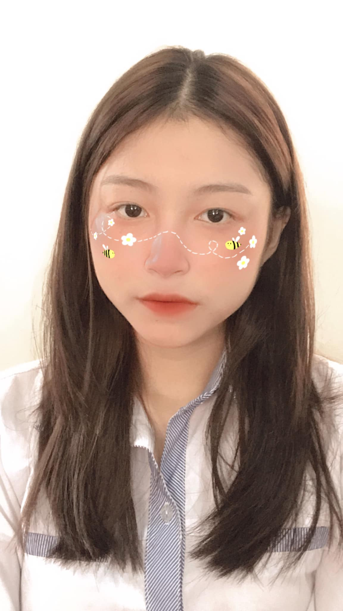 Đang ở độ tuổi đi học nên Hằng không lạm dụng nhiều phấn son. Nữ sinh 10x cho biết mình không trang điểm quá nhiều mà chỉ chăm sóc da cơ bản.