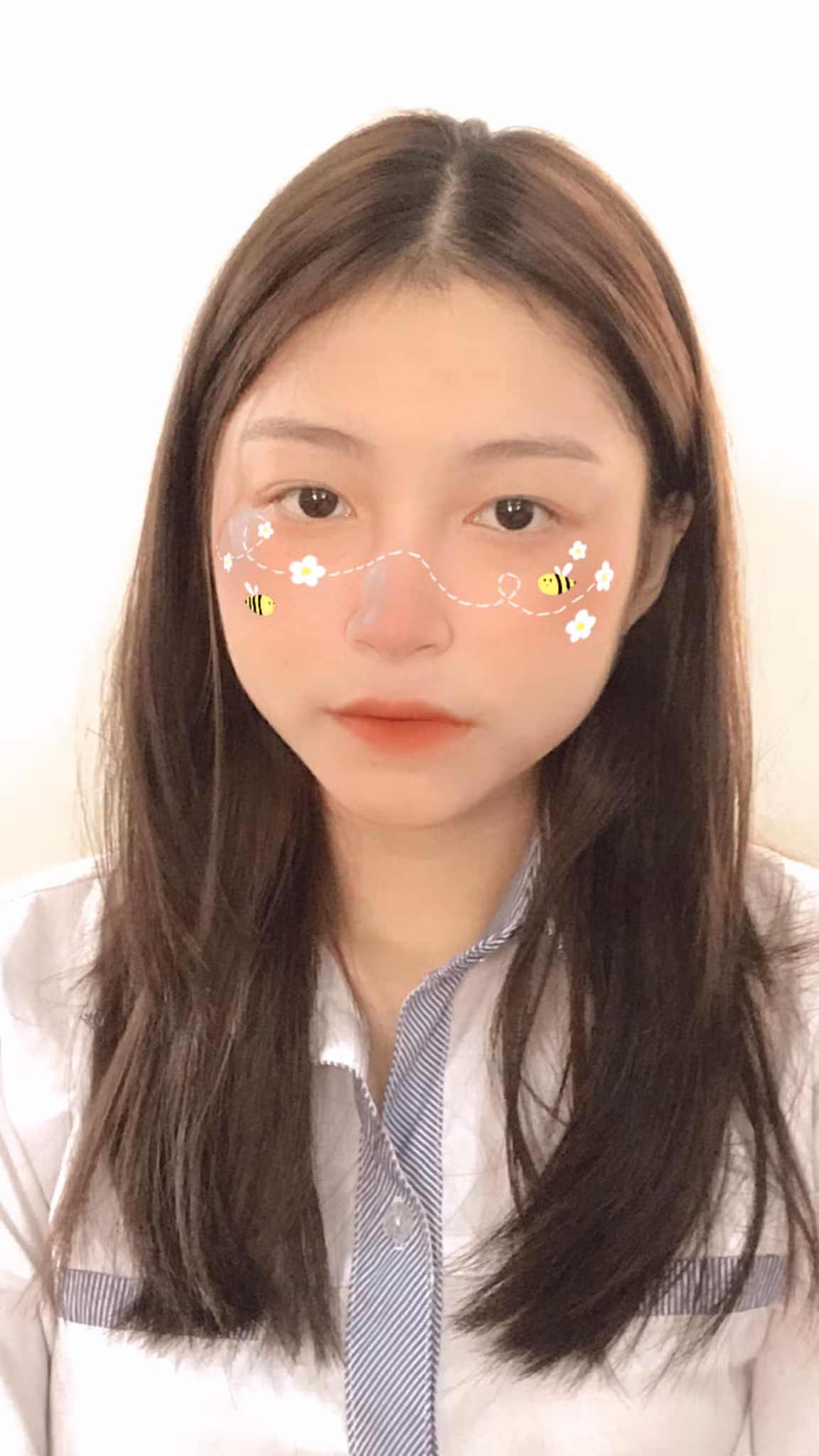 Đang ở độ tuổi đi học nên Hằng không lạm dụng nhiều phấn son. Nữ sinh 10x cho biết mình không trang điểm quá nhiều mà chỉ chăm sóc da cơ bản.