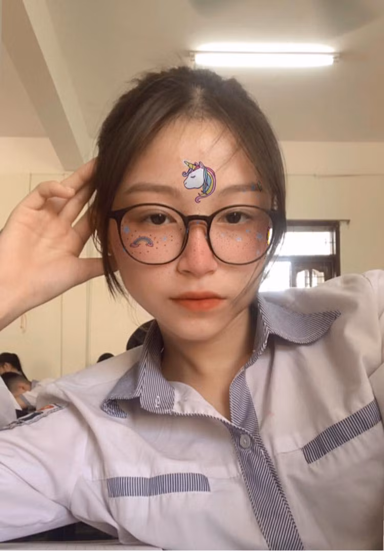 Thúy Hằng luôn nhìn nhận mọi việc với thái độ lạc quan, vui vẻ, chỉ cần bản thân cảm thấy đúng đắn thì sẽ thực hiện.