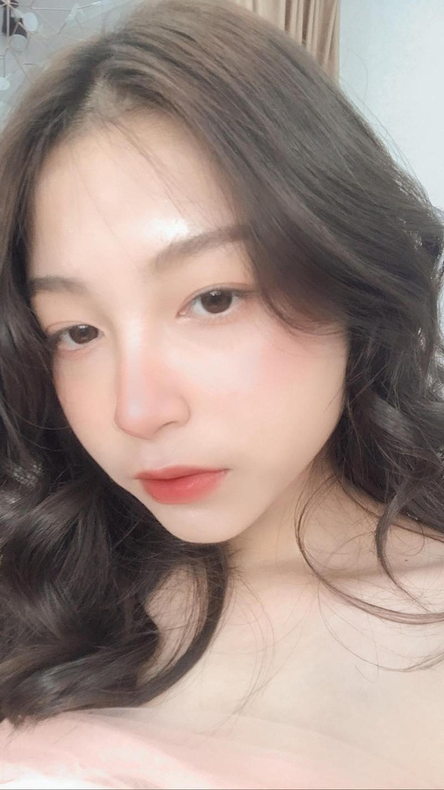 Hằng cho biết nhiệm vụ chính bây giờ của em là học tập, nên em luôn ưu tiên việc học lên hàng đầu.