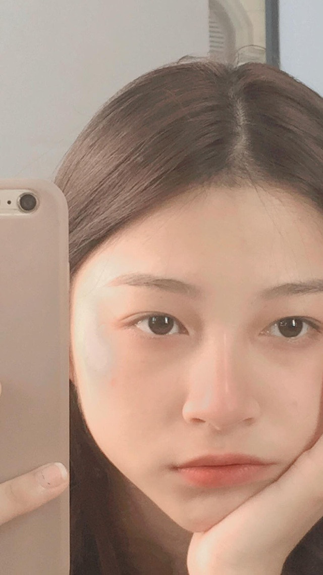 Ngoài ra, khi rảnh rỗi, Hằng làm việc nhà, gặp gỡ bạn bè.