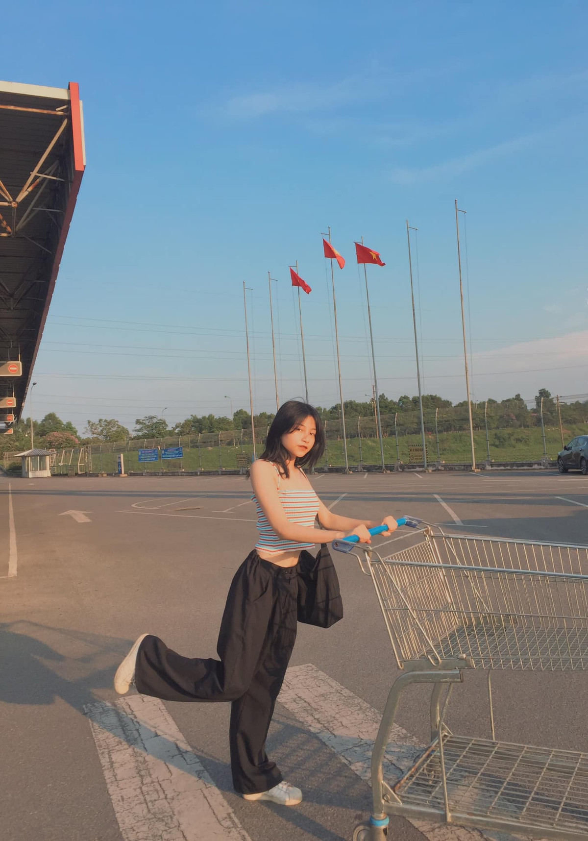 Có được vòng eo con kiến cùng chiều cao nổi bật nên Thúy Hằng thường diện áo ngắn để khoe cơ thể.