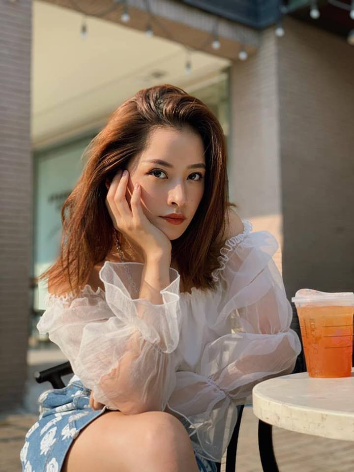 Trước đó không lâu, cô nàng cũng từng "gây bão" mạng xã hội với bodysuit ren xuyên thấu khá dễ gây hiểu lầm bên cạnh hồ bơi.