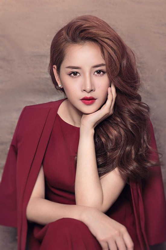 Cô nàng thậm chí còn "nâng cấp" loạt ảnh nóng bỏng với gu thời trang sang chảnh đầy tinh tế.