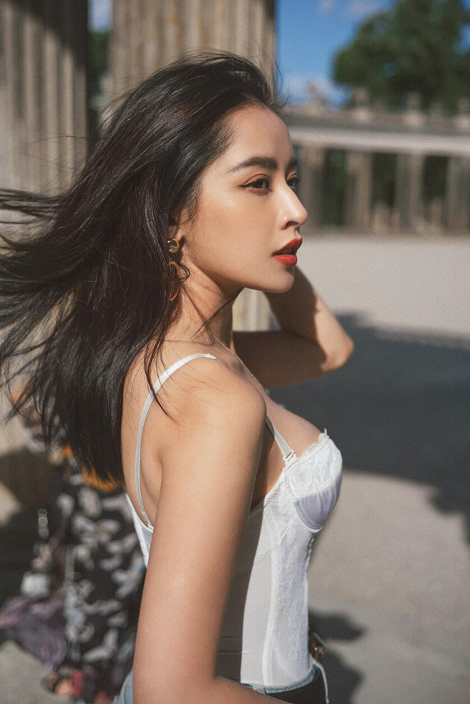 Từ hình ảnh hot girl ngoan hiền, trong sáng của những ngày đầu tiên, nữ ca sĩ đã lột xác với phong cách quyến rũ, làm khán giả xuýt xoa bởi nhan sắc xinh đẹp, thần thái cuốn hút.