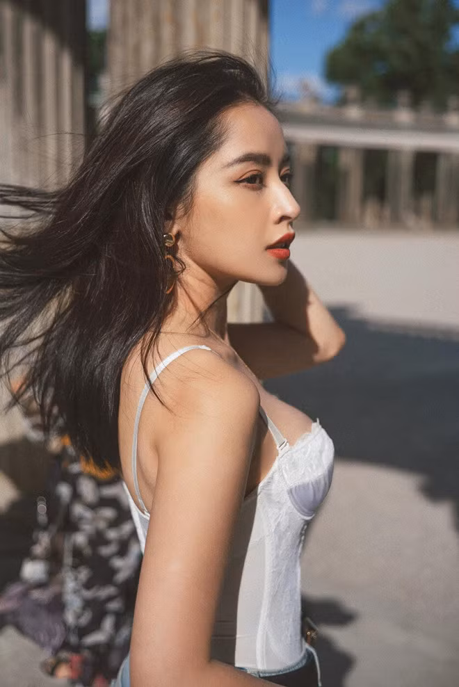 Từ hình ảnh hot girl ngoan hiền, trong sáng của những ngày đầu tiên, nữ ca sĩ đã lột xác với phong cách quyến rũ, làm khán giả xuýt xoa bởi nhan sắc xinh đẹp, thần thái cuốn hút.