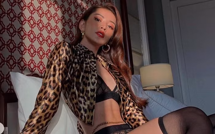 Trong bộ ảnh ảnh mới nhất, Chi Pu chọn cho mình thiết kế nội y mỏng xuyên thấu với phần quần lưng cao. Không chỉ vậy, cô còn kết hợp cùng với áo khoác da beo dáng crop-top và tất đen sheer cao nửa chân.