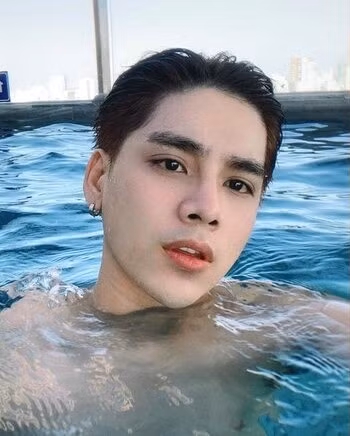 Sau khi tốt nghiệp đại học, Ngọc Sơn không có ý định sống an nhàn với một công việc làm công ăn lương mà bắt đầu tìm hiểu, học hỏi về ngành làm đẹp, thẩm mỹ tại Việt Nam.