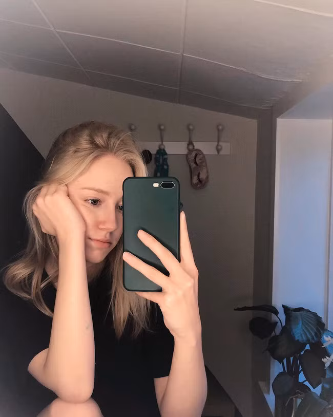 Cô gái 20 tuổi còn ghi điểm ở đôi mắt long lanh và khuôn miệng nhỏ nhắn.