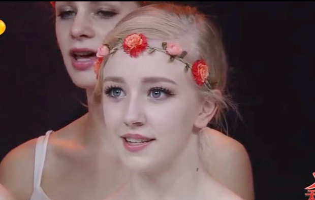 Nữ vũ công này tên là Sidsel Boye Rasmussen đến từ Đan Mạch, thường được gọi là Simoe hồi đó mới là cô bé nhỏ 14 tuổi.