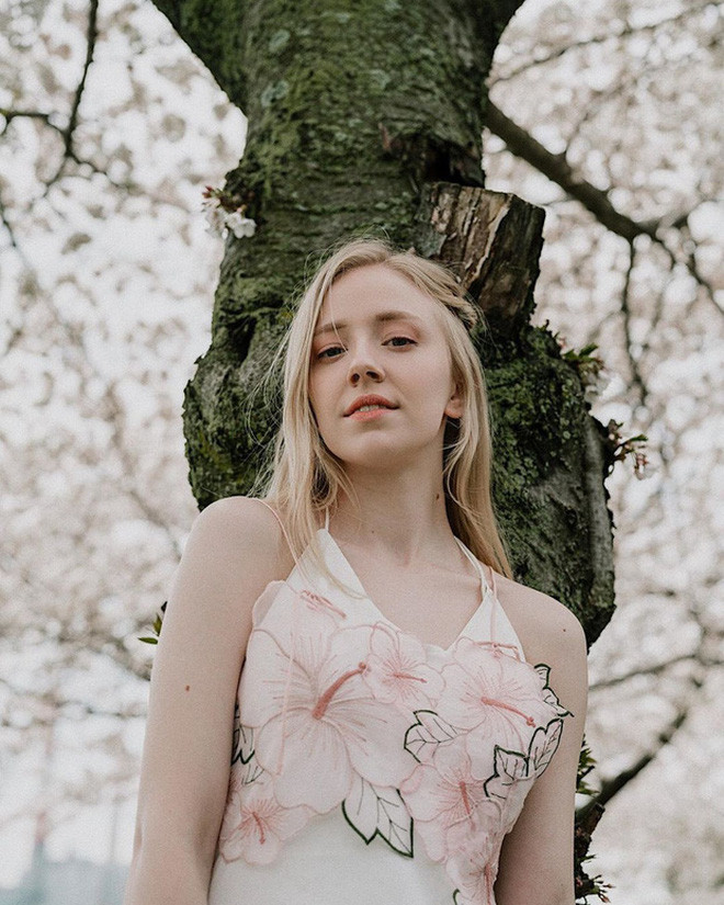 Cô bé với ngoại hình làm bao trái tim phải thổn thức được nhiều người yêu mến gọi với những danh xưng như "Tiên nữ Ballet" hay "Thiên thần Đan Mạch".