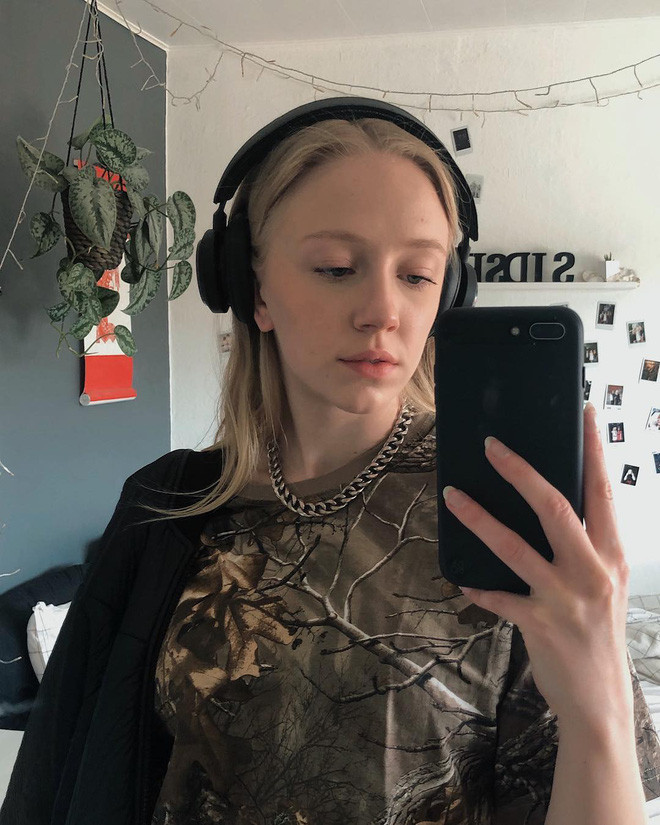 Sidsel hiện đang sở hữu tài khoản Instagram với lượng fan đông đảo, cô có tới hàng trăm ngàn lượt theo dõi. Mỗi bức ảnh Sidsel đều thu hút sự chú ý của cư dân mạng với hàng ngàn lượt yêu thích.