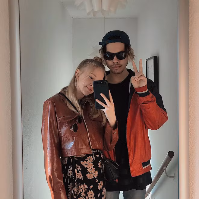 Hiện tại, "thiên thần Đan Mạch" đã có bạn trai là con lai Âu - Á, hơn Simoe 3 tuổi. Mặc dù vậy, ngoại hình của Kevin bị chê là không xứng đôi khi đứng cạnh một nữ thần xinh đẹp như Simoe.