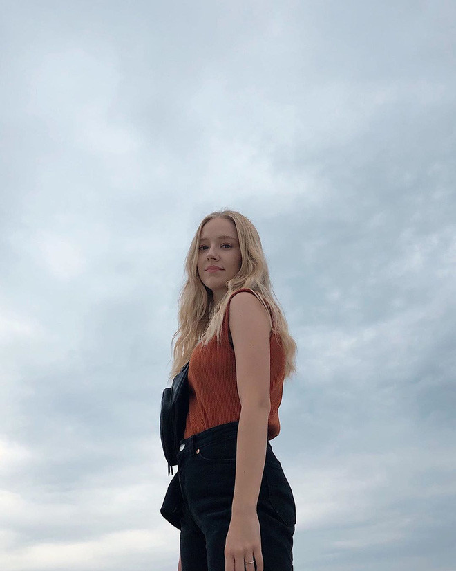 Thông qua Instagram của "thiên thần Đan Mạch" có thể thấy, mặc dù vẫn rất xinh đẹp nhưng nhiều người cho rằng Simoe ngày nào không còn nữa mà thay vào đó là vẻ đẹp sắc sảo mà có phần "dừ" hơn.