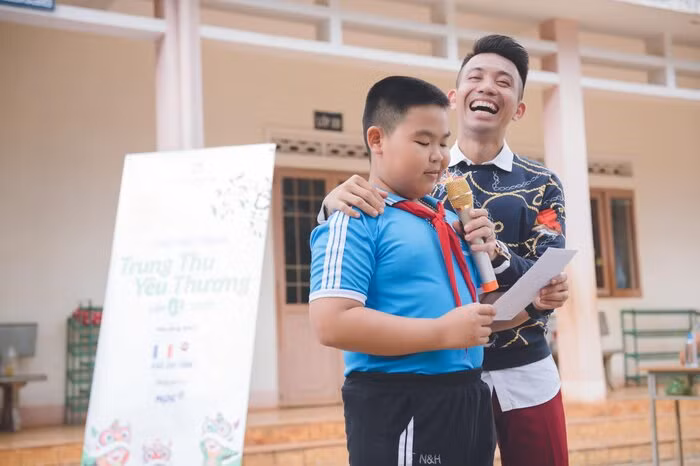 Vừa lúi cúi lượm ve chai, đại gia Minh Nhựa vui vẻ nói với các bạn trẻ khi họ vô tình nhận ra anh: "Công nhận rác ở Sài Gòn mình cũng nhiều ghê, anh thích làm mấy việc cộng đồng như thế này".