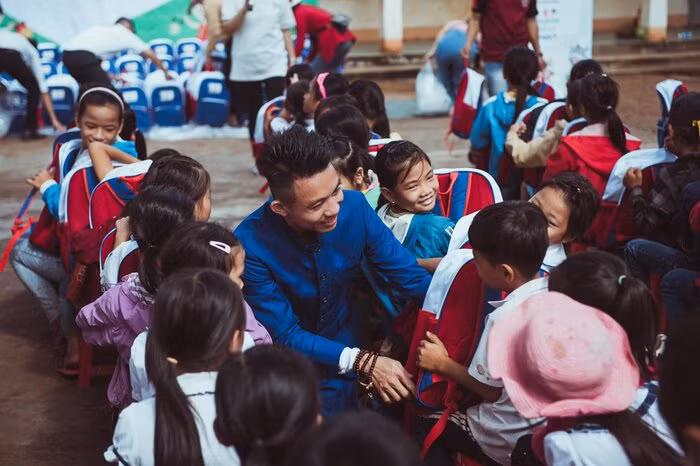 Nổi tiếng về độ chịu chơi, sở hữu siêu xe tiền tỷ nhưng đại gia Minh Nhựa vẫn khiến dân tình yêu mến bởi phong thái giản dị, bình dân. Anh không chỉ thu gom chai nhựa mà còn có thói quen dùng bình cá nhân khi mua thực phẩm bên ngoài. Đặc biệt, những hàng quán lề đường cũng được đại gia ghé vào hỏi thăm rất tự nhiên.