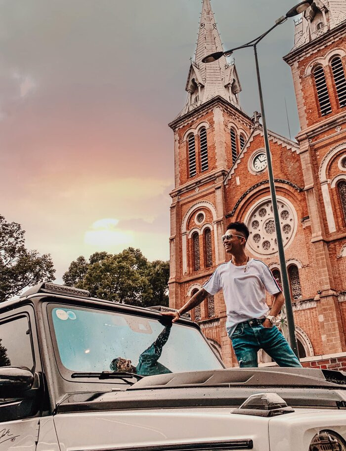 Trong vlog của mình, Minh Nhựa còn công khai chia sẻ buổi trao quà từ thiện cho các em học sinh nhân dịp Trung thu, buổi trao quà với không khí vui vẻ mang lại nhiều cảm xúc. Có em còn đọc hẳn một bài thơ tặng Minh Nhựa.