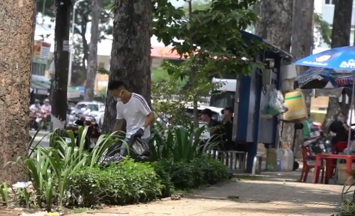 Cụ thể, mới đây, Minh Nhựa đã đăng trên kênh YouTube cá nhân đoạn vlog "lượm ve chai" thu hút đông đảo sự chú ý của cộng đồng mạng. Anh bước xuống từ xế hộp đắt đỏ, một tay cầm túi, một tay cầm kẹp và hào hứng gom những chai nhựa đã qua sử dụng.