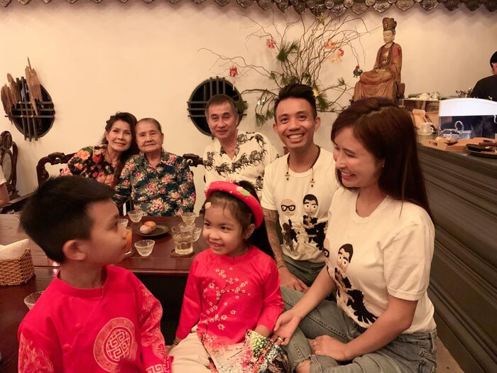 Được biết, Minh Nhựa tên thật là Phạm Trầm Nhật Minh hiện đang là Phó giám đốc Nhựa Long Thành. Đại gia ở tuổi 37 gây chú ý với khối tài sản khổng lồ cùng hàng loạt siêu xe đẳng cấp. Các thành viên trong gia đình Minh Nhựa như rich kid Joyce Phạm hay bà xã Mina cũng là những nhân vật thu hút sự chú ý của dân mạng.