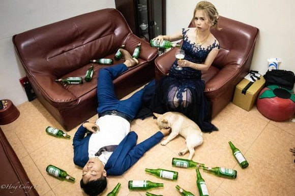 Được biết chủ nhân của bộ ảnh này là một cặp đôi mới cưới sống ở huyện Bình Đông, Đài Loan. Nhiếp ảnh gia họ Hồng là bạn thân của cô dâu cũng là người đã chụp ảnh nên bộ ảnh cưới bá đạo này. Anh chia sẻ, hai vợ chồng và ekip đã mất hơn 30 phút để hoàn tất các ý tưởng. Khi trưng tại hôn lễ, phụ huynh 2 bên và các vị khách đều rất thích thú.