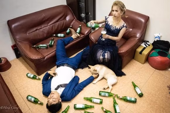 Được biết chủ nhân của bộ ảnh này là một cặp đôi mới cưới sống ở huyện Bình Đông, Đài Loan. Nhiếp ảnh gia họ Hồng là bạn thân của cô dâu cũng là người đã chụp ảnh nên bộ ảnh cưới bá đạo này. Anh chia sẻ, hai vợ chồng và ekip đã mất hơn 30 phút để hoàn tất các ý tưởng. Khi trưng tại hôn lễ, phụ huynh 2 bên và các vị khách đều rất thích thú.