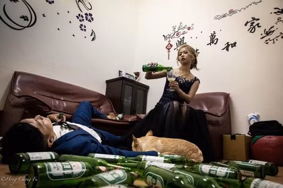 Trong bộ ảnh, cô dâu mặc một bộ váy cưới màu xanh đen lộng lẫy, lộ ra thân hình hoàn hảo. Tuy nhiên cách tạo dáng lại trái ngược hoàn toàn, khi trên vai vác theo một thùng bia và uống bia.