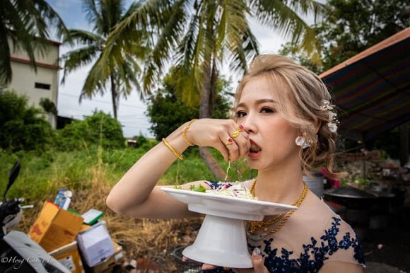 Những tấm ảnh cưới có lẽ được chụp theo một kịch bản liền mạch, sau khi kéo chú rể vào trong nhà, cô dâu bắt đầu khui bia "quẩy" hết mức có thể. Cặp đôi chia sẻ, trong tấm ảnh cô dâu dựa vào bụng chú rể và uống bia, tổng cộng có 16 chai bia rỗng trên mặt đất. Cô dâu vẫn rất thần thái khi nhấm nháp từng chút còn chú rể đã bất tỉnh từ trước đó.