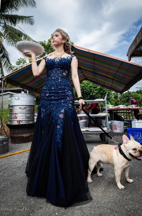 Cô dâu chia sẻ, lúc chụp tấm ảnh này cô còn nói to: "Hừ hừ muốn chạy à! Không có cửa đâu!" khiến cả ekip chụp ảnh phải bật cười.