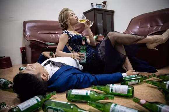 Khi được hỏi tính cách cô dâu có thật sự mạnh mẽ đến mức vũ phu như trong bộ ảnh không, anh Hồng trả lời ngắn gọn: "Trên thực tế họ rất tôn trọng nhau và luôn giúp đỡ nhau trong mọi việc".