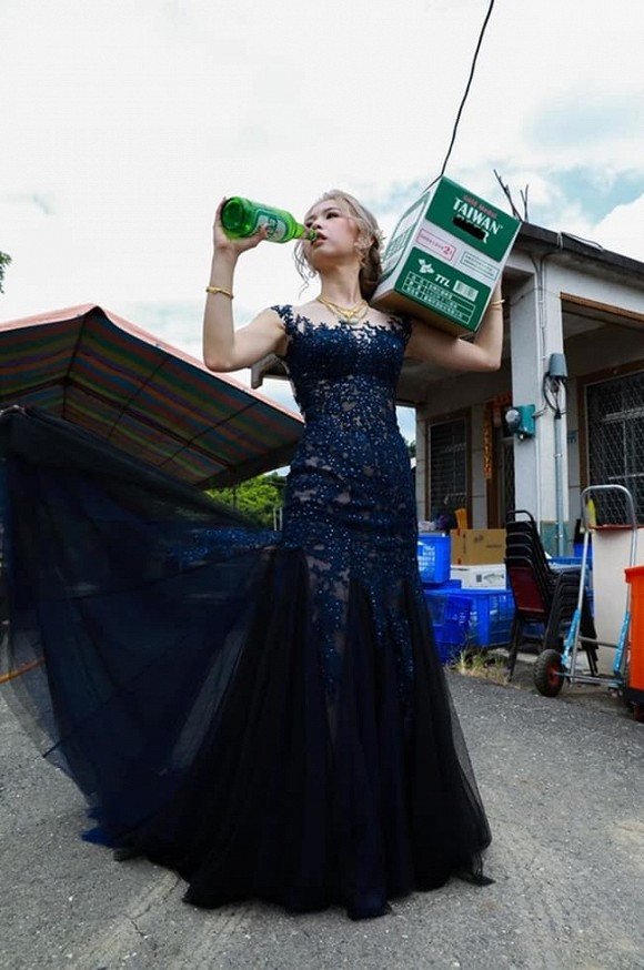 Bộ ảnh cưới bá đạo của cặp đôi ở Đài Loan nhanh chóng gây sốt.