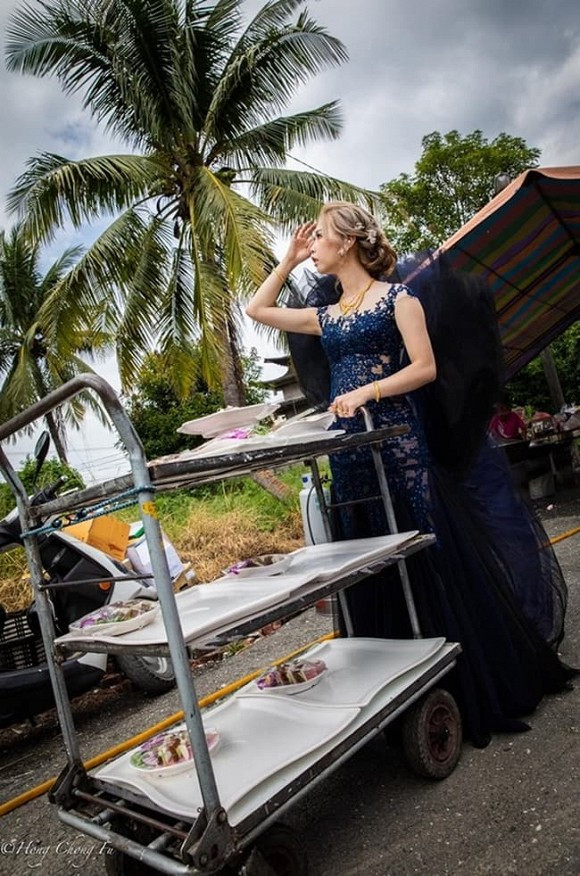 Ở một tấm ảnh khác, cô dâu kéo chân chú rể vào nhà trong khi anh đang cố gắng thoát ra bằng được. Dù chú rể có chống trả quyết liệt đến thế nào cũng không thể thoát khỏi cô dâu "vũ phu".