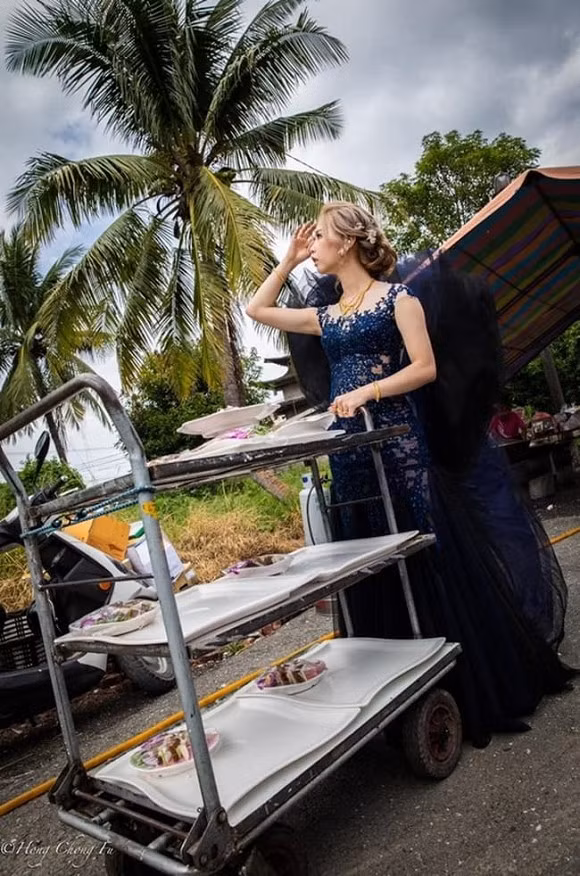 Ở một tấm ảnh khác, cô dâu kéo chân chú rể vào nhà trong khi anh đang cố gắng thoát ra bằng được. Dù chú rể có chống trả quyết liệt đến thế nào cũng không thể thoát khỏi cô dâu "vũ phu".