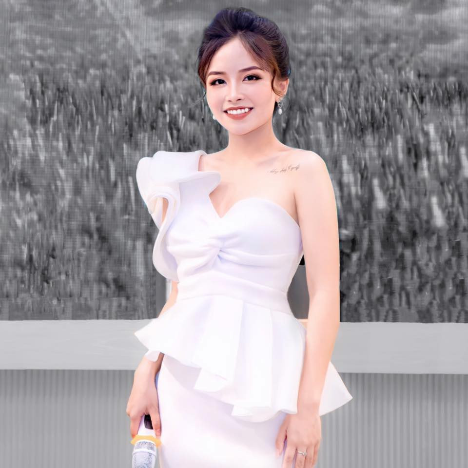 Cô nàng sinh năm 1998 còn là MC nổi tiếng trong cộng đồng game thủ PUBG Mobile Việt Nam, từng dẫn dắt các giải đấu lớn nhỏ như PUBG Mobile Club Open Fall Split Vietnam 2019, PUBG Mobile Pro League 2020.