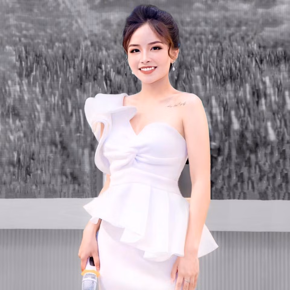 Cô nàng sinh năm 1998 còn là MC nổi tiếng trong cộng đồng game thủ PUBG Mobile Việt Nam, từng dẫn dắt các giải đấu lớn nhỏ như PUBG Mobile Club Open Fall Split Vietnam 2019, PUBG Mobile Pro League 2020.