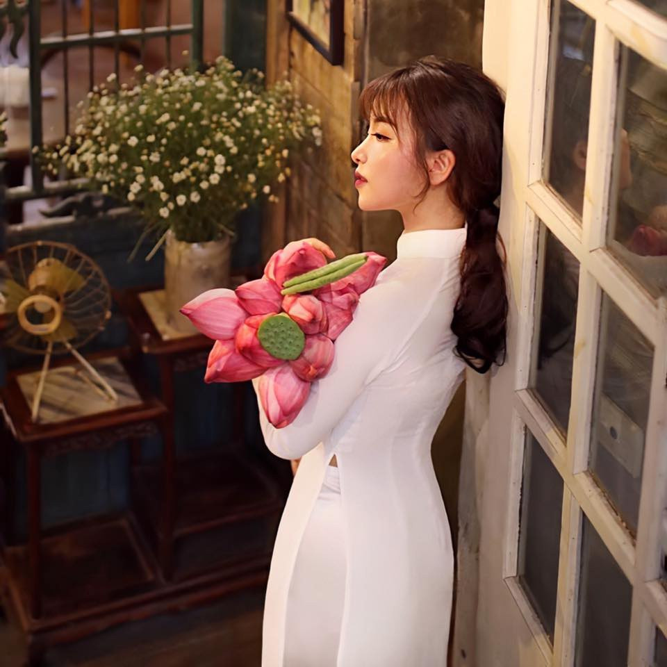 Cô kể có những lần xem lại livestream và nằm khóc một mình vì những lời chê không ngớt từ phía khán giả về ngoại hình. Đa số lời chê là về cân nặng, trang phục hay nói cô trang điểm chưa phù hợp.