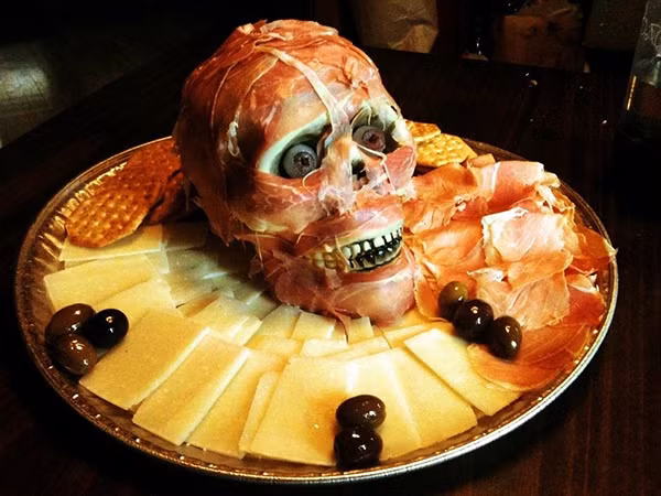 Đầu lâu làm từ thịt nguội.