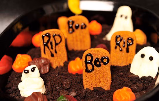 Món pudding nghĩa địa vô cùng kinh dị đêm Halloween.