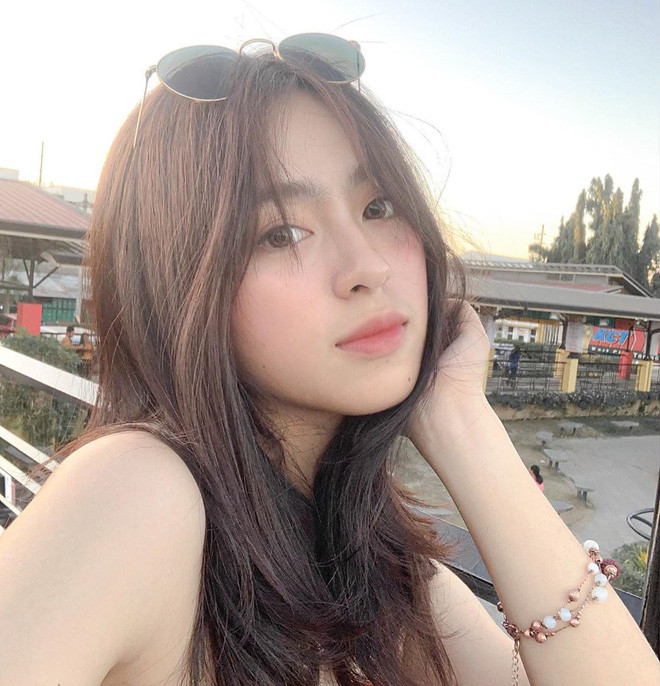 Hiện tại, sau gần 1 năm kể từ tiệc sinh nhật chấn động đó, hot girl này vẫn ngày ngày chia sẻ cuộc sống sang chảnh của mình lên MXH.