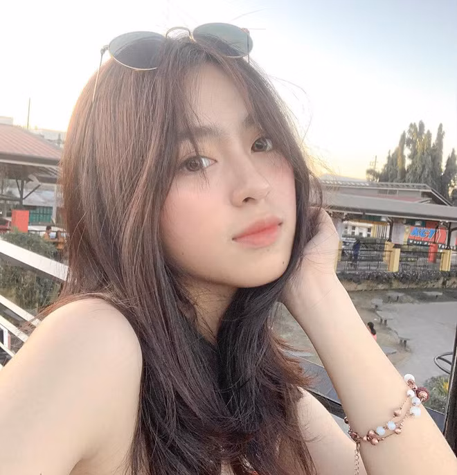 Hiện tại, sau gần 1 năm kể từ tiệc sinh nhật chấn động đó, hot girl này vẫn ngày ngày chia sẻ cuộc sống sang chảnh của mình lên MXH.