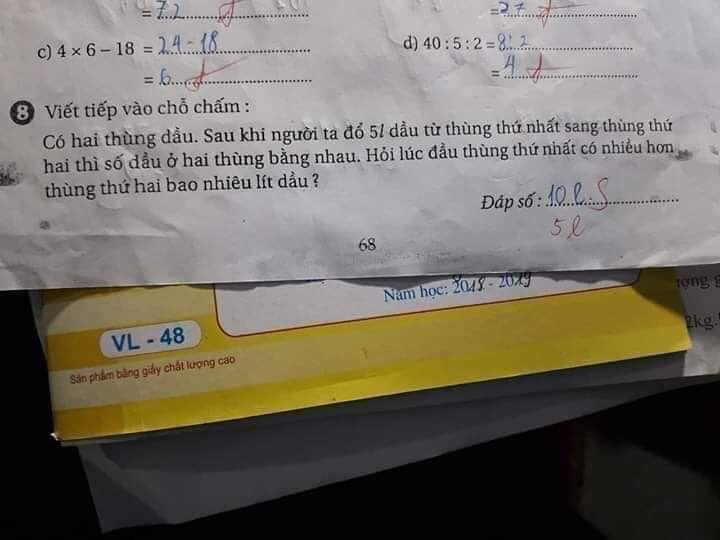 Cư dân mạng trên khắp các diễn đàn đã truyền tay nhau một tấm hình chụp lại bài toán khó nhằn dành cho học sinh lớp 2 khiến phụ huynh thắc mắc khi con mình và cô giáo có 2 đáp án khác nhau. Đồng thời hỏi ý kiến cư dân mạng đáp án nào đúng.