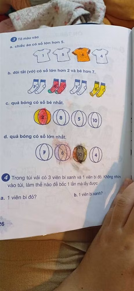 Đây là đề bài trong sách giáo khoa của học sinh lớp 1. Ngay khi bài đăng xuất hiện, không ít phụ huynh bày tỏ bất ngờ trước bài toán này.
