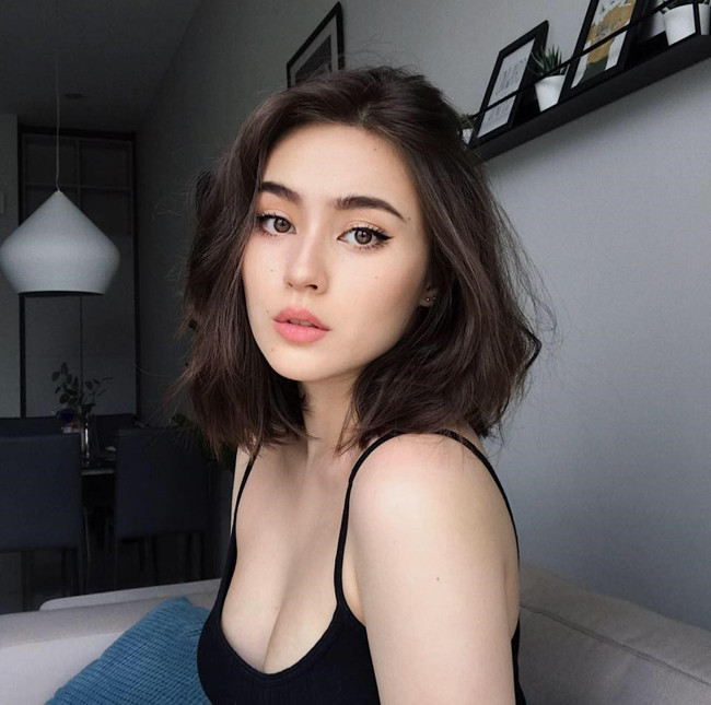 Jade Anh Ngô (sinh năm 2000) cũng là "bông hồng lai" nổi tiếng trong giới trẻ Việt.