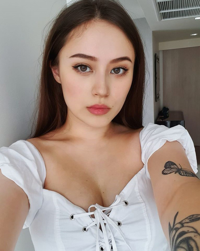 Trang On (Trung Quốc) dùng nhiều mỹ từ để miêu tả về Jade Anh Ngô như: "xinh đẹp", "gợi cảm", "mỹ nhân Instagram"...