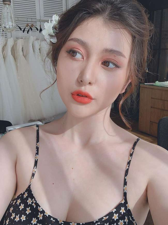 Trần Nhật Anh (18 tuổi, tên gọi khác là Wilson Nhật Anh) là một trong những cô gái nổi như cồn trên mạng xã hội khi loạt ảnh đời thường được Fanpage "Hội những người thích ngắm gái châu Á" đăng tải.