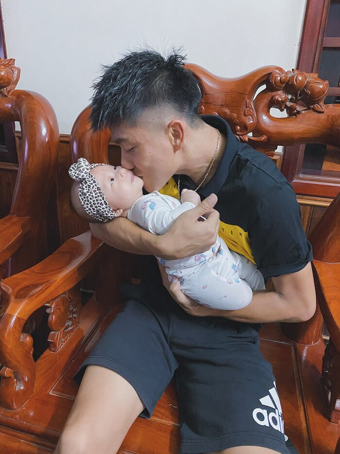 Bên cạnh đó, Nhật Linh cũng chăm chỉ khoe ảnh của con gái cùng những khoảnh khắc đáng yêu khi Văn Đức chơi cùng bé Dâu Tây. Sự quan tâm, chăm sóc của Văn Đức được cho là lí do giúp Nhật Linh nhanh chóng lấy lại vóc dáng quyến rũ.